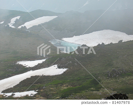 Early summer of Hokkaido Tomuraushi mountaintop scenery 81407978