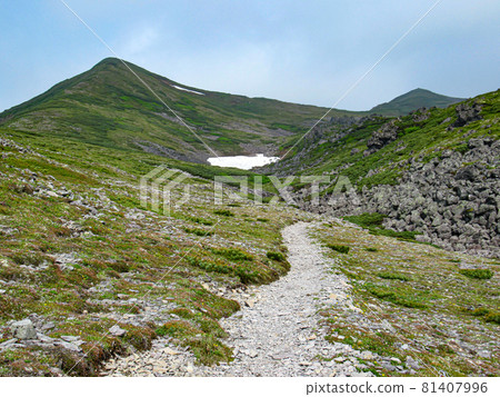 Road to the summit of Tomuraushi in early summer in Hokkaido 81407996