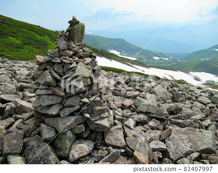 北海道初夏的Tomuraushi山頂之路 北海道初夏的Tomuraushi山頂之路 81407997