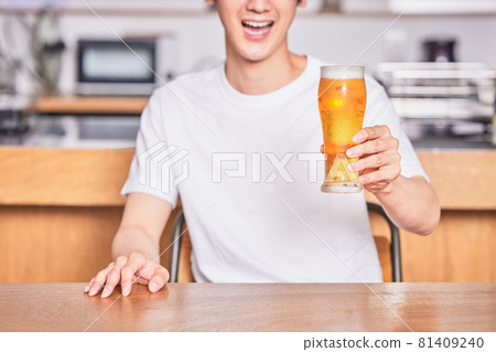 年輕人在網上酒會上敬酒 年輕人在網上酒會上敬酒 81409240