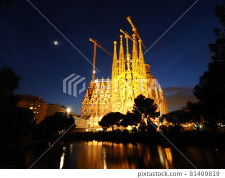 Light up of Sagrada Familia 81409819