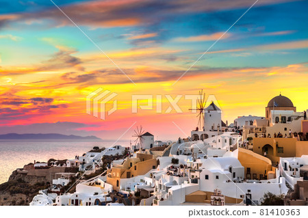 Sunset in the Oia village, Santorini, Greece. 81410363