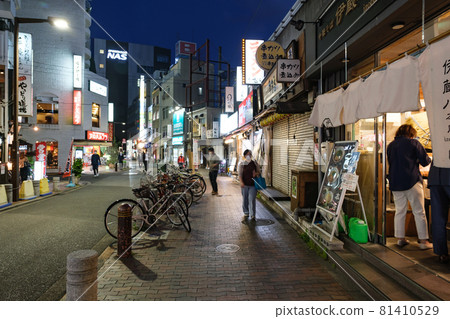 城市夜景西日暮裡車站廣場都市風景東京都荒川區 81410529