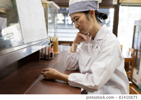 Staff of a set meal shop with a troubled expression 81410875