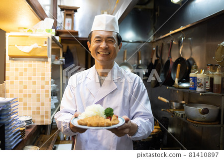 Sole proprietor who runs a set meal shop 81410897