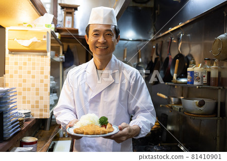 經營套餐店的獨資經營者 81410901
