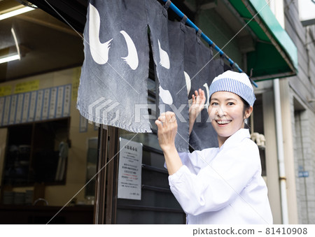 A woman working at a set meal shop 81410908