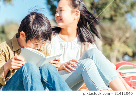 讀書的小學學生 讀書的小學學生 81411040