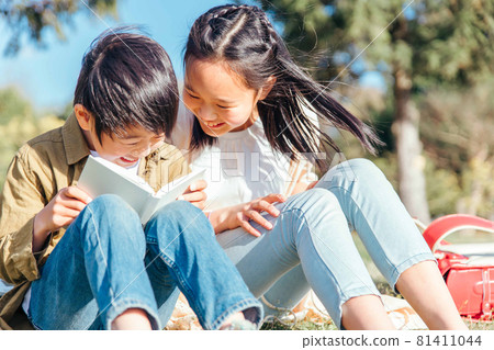 Elementary school student reading a book 81411044