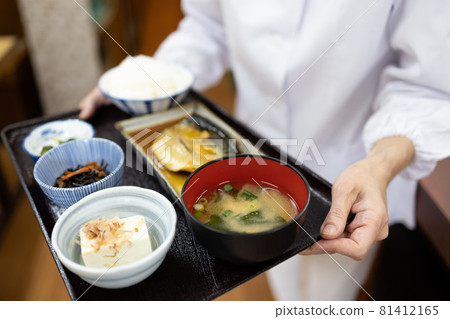 端著鯖魚味噌套餐的女人 81412165
