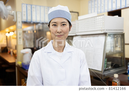 在套餐店工作的美女 在套餐店工作的美女 81412166