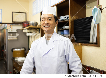 在餐廳工作的中間人 81412199