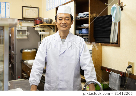 Middle man working in a restaurant 81412205