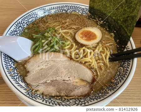 拉麵專賣店的濃郁醬油豬骨拉麵 拉麵專賣店的濃郁醬油豬骨拉麵 81412926