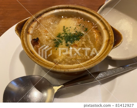 Hot onion soup Hot onion soup 81412927