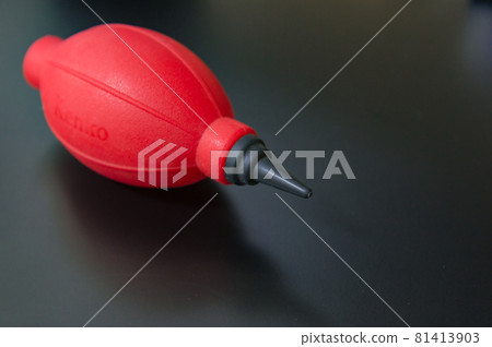 吹走相機灰塵的紅色吹風機 81413903