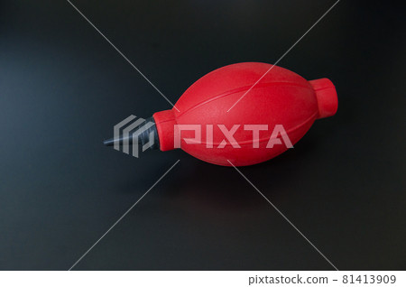 吹走相機灰塵的紅色吹風機 吹走相機灰塵的紅色吹風機 81413909