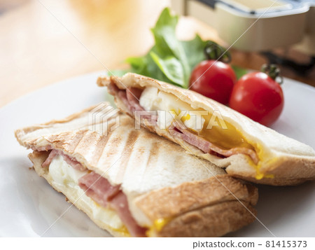 Hot sandwich ham and eggs 81415373