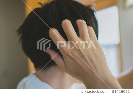 Itchy scalp Itchy scalp 81416051