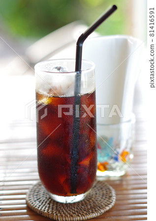 Iced coffee to drink outdoors 81416591