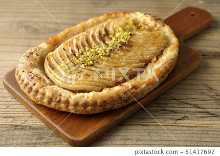 切菜板上的開心果和切片蘋果餡餅 81417697