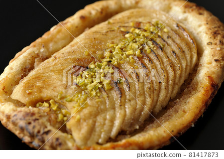 在黑色背景上拍攝開心果和切片蘋果餡餅 在黑色背景上拍攝開心果和切片蘋果餡餅 81417873