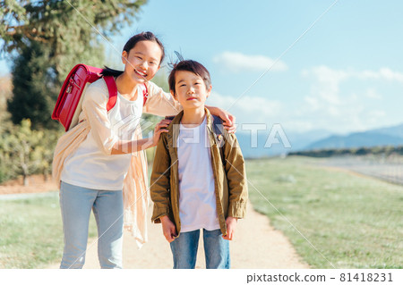 小學生帶著微笑 81418231