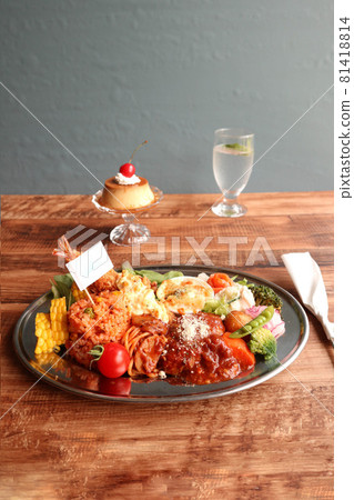 Adult lunch, children's lunch, lunch plate 81418814