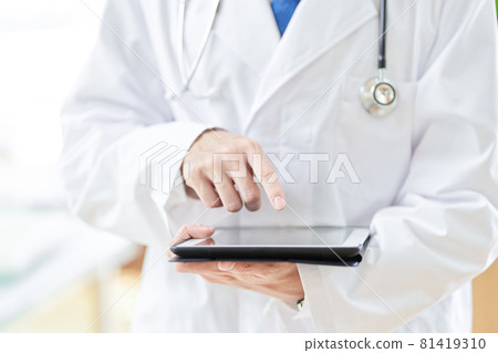 操作片劑的男性醫生 操作片劑的男性醫生 81419310