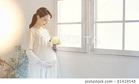 Pregnant woman image maternity photo 81419548