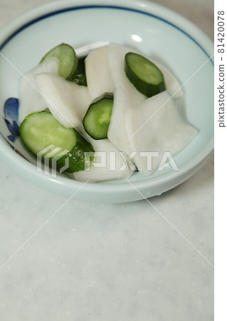 醃蘿蔔和黃瓜 醃蘿蔔和黃瓜 81420078