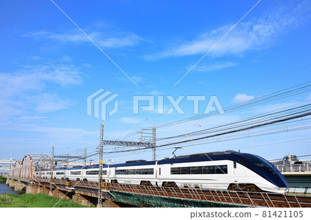 Keisei Skyliner running fast on the Arakawa Bridge in fine weather Keisei Skyliner running fast on the Arakawa Bridge in fine weather 81421105