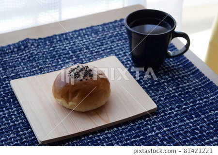 A relaxing time with anpan and tea A relaxing time with anpan and tea 81421221