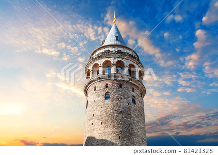 Galata Tower at sunset in the centre of Istanbul, Turkey 81421328