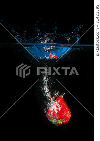 Strawberries splashing into the water Strawberries splashing into the water 81421395