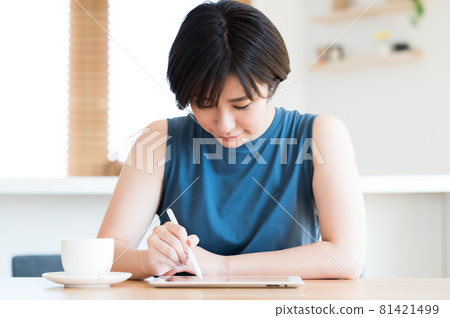 一位女士使用觸控筆操作平板設備 81421499