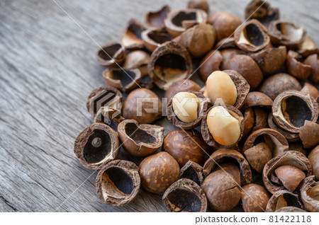 Pile of peeled Macadamia nuts on wooden table 81422118
