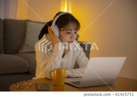 A woman studying at home A woman studying at home 81423731