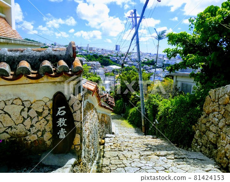 沖繩的風景：首里市金城町的鵝卵石街道 81424153