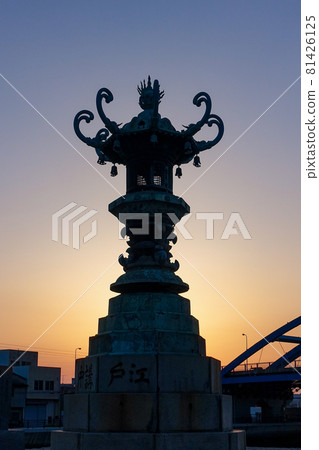 黃昏的瀨戶內海港區公園田助燈籠（香川縣丸龜市） 81426125