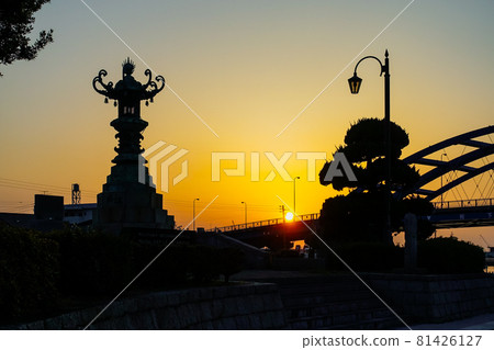 Dusk in the Seto Inland Sea Minato Park Tasuke Lantern (Marugame City, Kagawa Prefecture) Dusk in the Seto Inland Sea Minato Park Tasuke Lantern (Marugame City, Kagawa Prefecture) 81426127