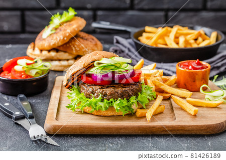 Grilled Hamburger with Lettuce, Tomato, Red Onion Grilled Hamburger with Lettuce, Tomato, Red Onion 81426189