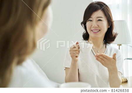 Young woman, middle-aged woman, housewife, housewife, couple, family, parents, mother, daughter, mother and daughter, living room, house, home, Korean 81426838