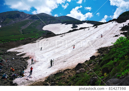 Summer skiing above the clouds at the bottom of the Norikura Taisetsu Valley 81427398