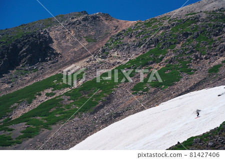 Summer skiing on the clouds on the upper left side of Norikura Taisetsukei 81427406