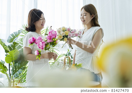 插花，年輕女子，中年婦女，家庭主婦，家庭主婦，情侶，家庭，父母，母親，女兒，母女，房子，房子，韓國 81427470