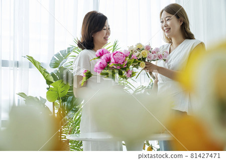 插花，年輕女子，中年婦女，家庭主婦，家庭主婦，情侶，家庭，父母，母親，女兒，母女，房子，房子，韓國 81427471