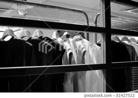 從市中心的一家服裝店的櫥窗展示的衣服 81427522