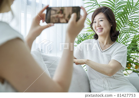 Young woman, middle-aged woman, housewife, housewife, couple, family, parents, mother, daughter, mother and daughter, living room, house, home, Korean 81427753