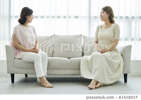 Young woman, middle-aged woman, housewife, housewife, couple, family, parents, mother, daughter, mother and daughter, living room, house, home, Korean Young woman, middle-aged woman, housewife, housewife, couple, family, parents, mother, daughter, mother and daughter, living room, house, home, Korean 81428037